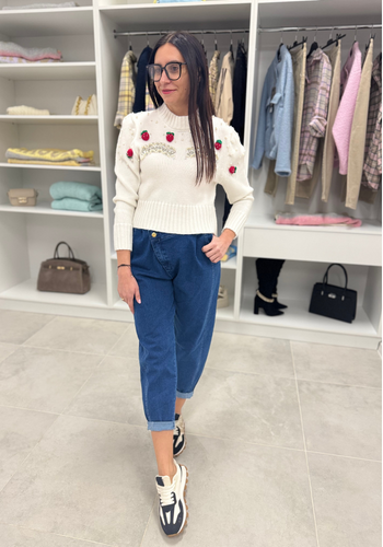 bialy-sweterek-w-truskawki-z-koralikami (1).png