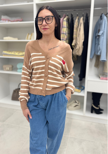 rozpinany-bezowy-sweter-z-ozdobnym-napisem-z-tylu (1).png