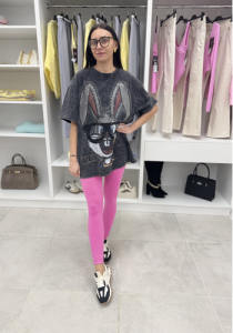 Dekatyzowana bluzka oversize z cekinowym królikiem 