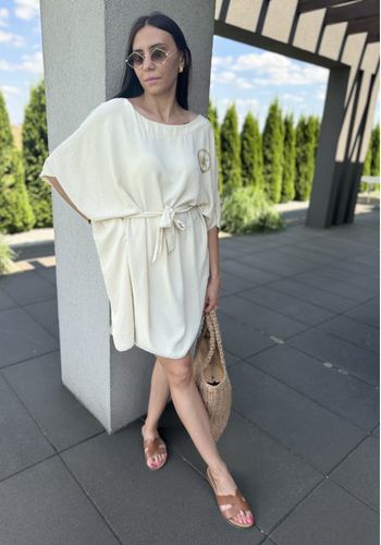 Beżowa sukienka nietoperz z wiązaniem 1